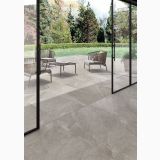 Gresie Shale Greige Mat 80x80 cm – ambient terasa, terasa cu scaune rattan, gresie gri montata in exterior, pe pardoseala
