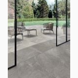 Gresie de exterior Shale Greige Antislip 60x120x2 cm – ambient terasa, terasa gresie gri cu scaune si usi din sticla, pe pardoseala