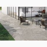 Gresie Shale Moon Mat 60x60 cm – ambient terasa, terasa exterioara cu pardoseala gresie gri, canapea alba si scaune rattan