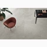 Gresie Shale Moon Mat 60x60 cm – ambient living, pardoseala gresie gri, fotoliu roz, masuta neagra cu accesorii