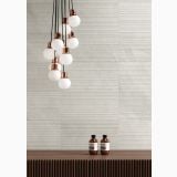 Faianta Shale Moon Ribbed Mat 60x120 cm – ambient living, perete texturat cu lustra glob si masuta lemn