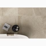 Gresie Shale Sand Mat 80x80 cm – ambient baie, vedere de sus cu cada, prosop si revista pe gresie, pe pardoseala