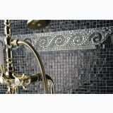 Mozaic Natural Sicis Earth 30x30 cm – detaliu, perete mozaic negru cu bordura decorativa argintie, baterie aurie