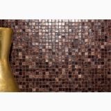 Mozaic Sicis Firefly Galles 30x30 cm – detaliu, mozaic maro auriu pe perete, vaza ceramica alaturi