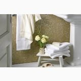 Mozaic Natural Sicis Sand 30x30 cm – ambient baie, baie alba cu perete mozaic auriu, flori si prosoape