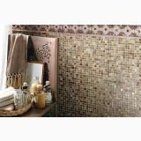 Mozaic Natural Sicis Sandalwood 30x30 cm – ambient baie, perete mozaic maro langa etajera cu accesorii baie