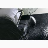 Mozaic Sicis Iridium Orchis 30x30 cm – ambient dormitor, dormitor cu mozaic negru lucios pe pardoseala si lampa metalica