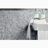 Mozaic Natural Sicis Slate 30x30 cm – ambient baie, perete mozaic gri langa chiuveta cu prosoape