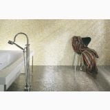 Mozaic Sicis Iridium Zinnia 2 30x30 cm – ambient baie, baie cu cada, mozaic auriu pe pardoseala si perete