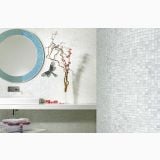 Mozaic Natural Sicis Snow 30x30 cm – ambient baie, baie moderna cu oglinda rotunda si mozaic alb pe pereti, pe perete