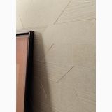Gresie Silver Grain Beige mat 30x60 cm – ambient, perete gresie beige cu linii aurii diagonale si tablou