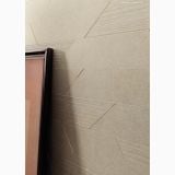 Gresie Silver Grain Beige mat 60x60 cm – detaliu, detaliu placi bej cu linii diagonale aurii pe perete