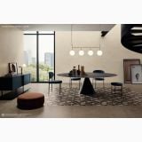 Gresie Silver Grain Beige mat 60x60 cm – ambient living, living cu masa ovala, scaune bleumarin, covor geometric, pe pardoseala si perete