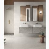 Gresie Silver Grain White mat 60x60 cm – ambient baie, baie moderna cu dus, lavoare gemene si masa marmura, pe pardoseala