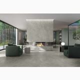 Lastra Gresie Origins Silver Mat 120x280x0,6 cm – ambient living, living modern cu semineu central si fotolii verzi, pe pardoseala si perete