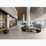 Gresie de exterior Silver Grain Grey Antislip 60x60x2 cm – ambient comercial, lobby modern spatios cu coloane si zona lounge circulara, pe pardoseala