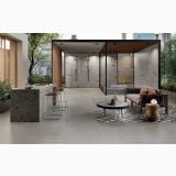 Gresie de exterior Silver Grain Grey Antislip 60x60x2 cm – ambient terasa, terasa moderna cu bucatarie exterior, canapea si masa cafea, pe pardoseala