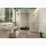 Gresie de exterior Silver Grain Taupe Antislip 60x60x2 cm – ambient baie, baie moderna cu dus, lavoar dublu si accente aurii, pe pardoseala