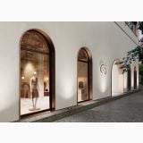 Gresie Silver Grain White Mat 60x120 cm – ambient comercial, fatada magazin cu vitrine arcuite si pardoseala gri clara