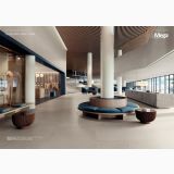 Gresie Silver Grain Grey mat 60x60 cm – ambient comercial, lobby spatios cu coloane albe si banca circulara albastra, pe pardoseala