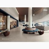 Gresie Silver Grain Grey Mat 80x80 cm – ambient comercial, lobby modern cu coloane albe si canapea circulara, pe pardoseala si perete