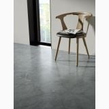 Gresie Atlantis Smoke Mat 60x120 cm – ambient living, living cu scaun lemn si pardoseala gri mata