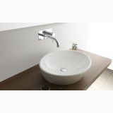 Lavoar Soft Gala 57,5x45 cm Fara Preaplin – ambient baie, lavoar oval alb montat pe blat lemn, baterie perete