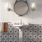 Gresie Sorrentina SN 10 Bianco 20x20 cm – ambient baie, baie eleganta cu faianta decorativa alb-negru si oglinda rotunda, pe perete