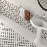 Gresie Sorrentina SN 10 Bianco 20x20 cm – ambient baie, baie cu chiuveta pe stand, faianta florala si gresie alba, pe pardoseala si perete