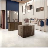 Gresie Via Appia White Mat 30x60 cm – ambient comercial, showroom haine cu pardoseala alba lucioasa si mobilier lemn