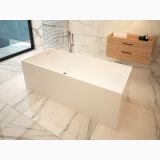 Cada Freestanding Compozit Rectangulara Spring 170x72 cm – ambient baie, cada freestanding alba pe pardoseala marmorata, mobilier lemn