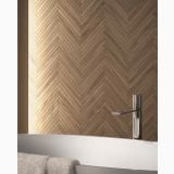 Gresie Imitatie Lemn St Regis SR 1 Beige 20x120 cm – ambient baie, perete cu placi imitatie lemn tip fagure, cada alba