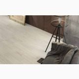 Gresie Imitatie Lemn St Regis SR 9 Noce 20x120 cm – ambient living, living cu canapea, lampadar metalic si pardoseala imitatie lemn