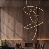Gresie Imitatie Lemn St Regis SR 9 Noce 20x120 cm – ambient living, living elegant cu pereti lemn si candelabru auriu circular, pe perete