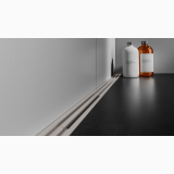 Capac Rigola Kerdi Line Vario Wave Ivory Mat L120 cm – ambient baie, rigola de dus in colt langa perete gri, pe pardoseala