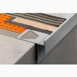 Profil Picurator Balcon/Terasa Schluter Rakeg Bara 21 mm 2.5 ml – detaliu, profil metalic montat la marginea treptei cu adeziv