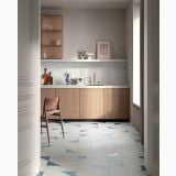 Gresie Portelanata Decor Dimore Eulalia Statuario 20x20 cm – ambient bucatarie, bucatarie cu pardoseala marmorata si triunghiuri albastre decorative