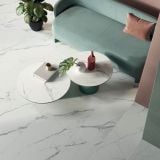 Gresie Abk Sensi Signoria Statuario Light Lucios 60x120 cm – ambient living, living cu canapea verde si mese rotunde pe gresie marmorata, pe pardoseala
