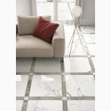 Gresie Statuario Lux Mat 60x120 cm – ambient living, canapea bej cu perna rosie pe pardoseala marmorata