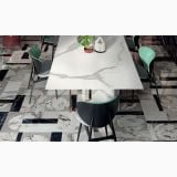 Gresie Abk Statuario Versilia Mat 120x280x0,6 cm – ambient living, masa marmura alba cu scaune verzi si negre pe gresie, pe pardoseala