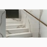 Gresie Abk Statuario Versilia Lucios 120x280x0,6 cm – ambient hol, scara marmorata cu balustrada aurie si perete asortat