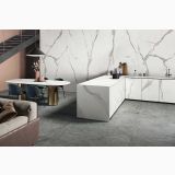 Gresie Abk Statuario Versilia Lucios 120x280x0,6 cm – ambient living, bucatarie open-space cu insula marmurata si pardoseala gri, pe pardoseala si perete