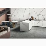 Gresie Abk Statuario Versilia Mat 120x280x0,6 cm – ambient living, bucatarie open-space cu insula marmura si pardoseala gri, pe pardoseala si perete