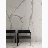 Gresie Abk Statuario Versilia Lucios 120x280x0,6 cm – ambient living, scaune negre pe fundal marmura alba cu vinisor, pe pardoseala si perete