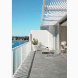 Gresie Stone Plan Luserna Grigia 60x120 cm – ambient terasa, terasa gri cu vedere la mare si scaune albe, pe pardoseala