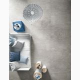 Gresie Stone Plan Luserna Grigia 60x120 cm – ambient living, canapea alba cu perne, masuta si taburete lemn, pe pardoseala