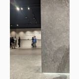 Gresie Piemme Stone Revolution Grey Red 60x120 cm Satin – ambient comercial, showroom cu perete gresie gri si pardoseala asortata