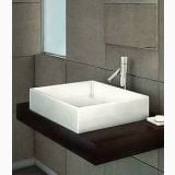 Lavoar Strada Ideal Standard 50x42cm Fara Preaplin – ambient baie, lavoar patrat alb pe blat suspendat lemn, baterie crom, pe perete