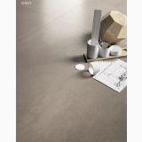 Gresie Rectificata Square Street 60x60 cm – pardoseala gresie texturata cu accesorii de birou deasupra