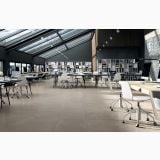 Gresie Rectificata Square Street 80x80 cm – ambient comercial, birou open-space cu pardoseala gresie gri si scaune albe